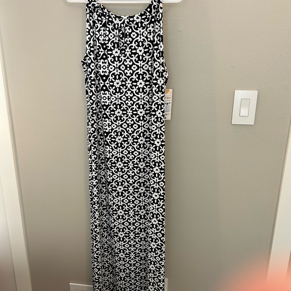 LuLu B black and White Maxi  with Keyhole neckline. NWT